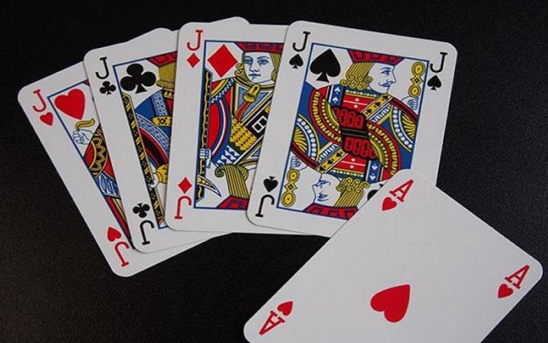 Four of a Kind có thể được đóng lại trước 4 cặp thông trong lối chơi tiến lên không?