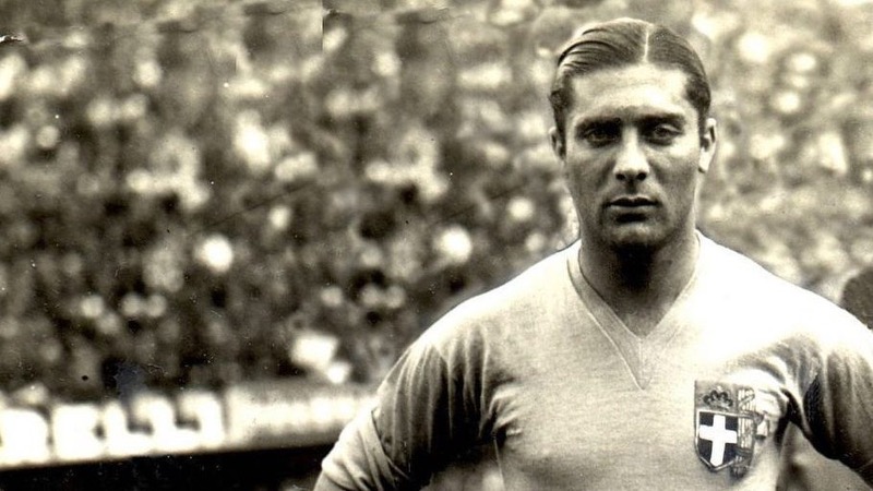 Giuseppe Meazza là tiền đạo của Inter Milan, người được đặt tên cho sân vận động bóng đá của câu lạc bộ.