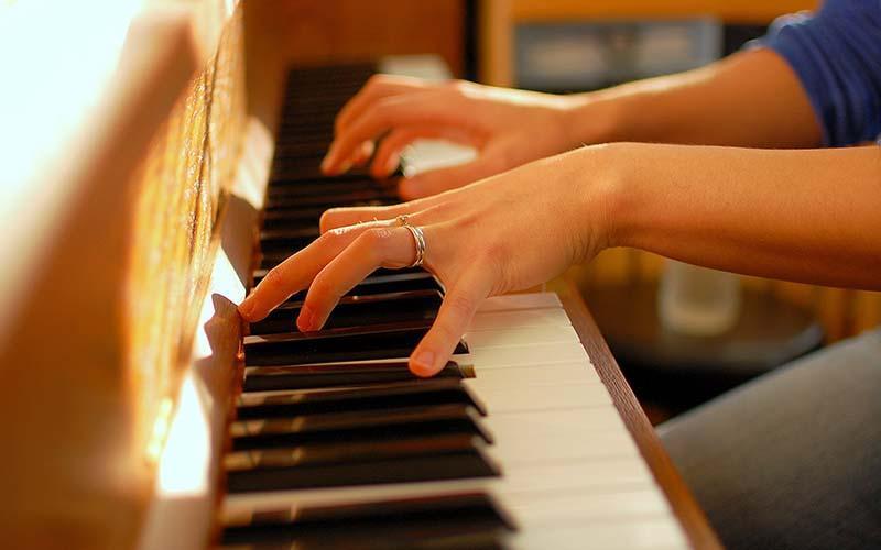 15 lợi ích của việc chơi đàn piano mà ít ai biết